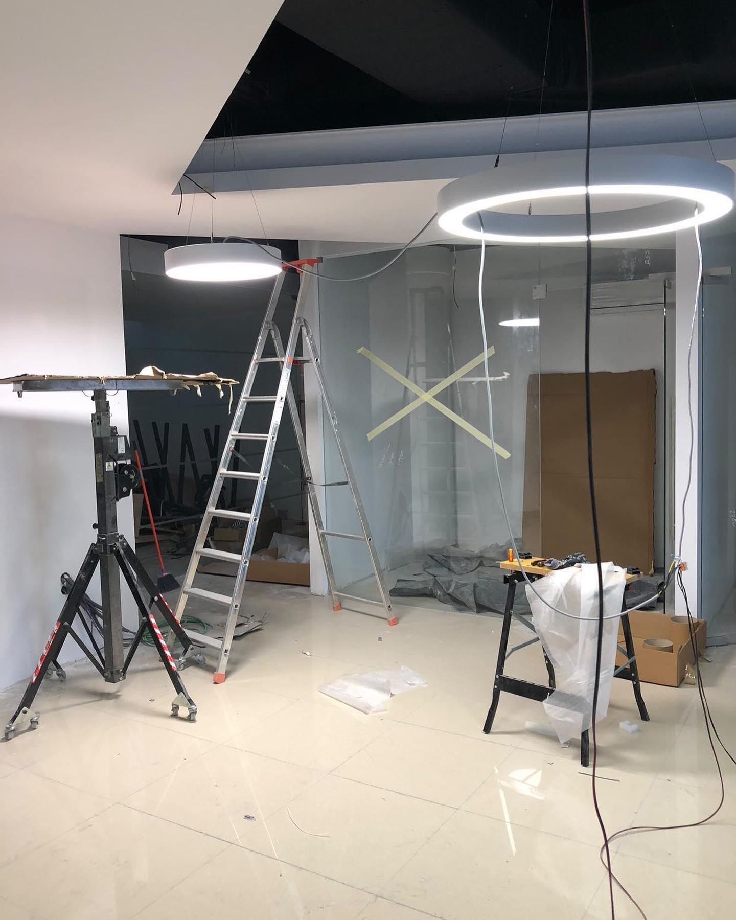 Iluminação LED em anel num espaço comercial