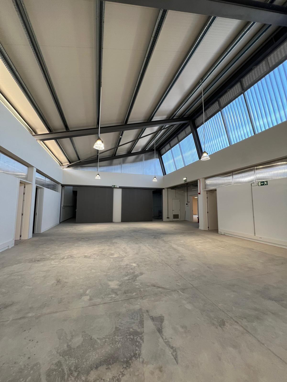 Nave industrial em execução com infraestrutura elétrica preparada