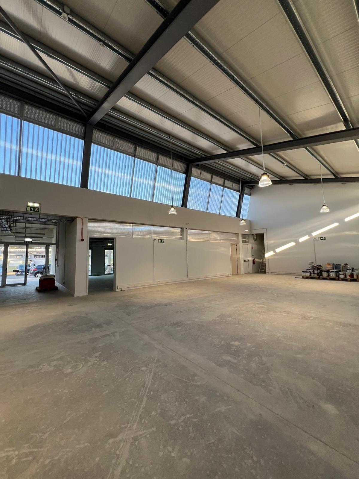Instalação elétrica em pavilhão industrial amplo